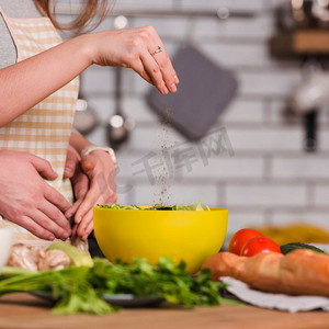 甜心们在厨房准备蔬菜沙拉。很漂亮的照片。甜心准备蔬菜沙拉厨房