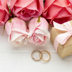 粉红玫瑰结婚戒指高分辨率照片。粉红玫瑰结婚戒指高品质的照片