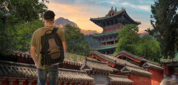 一位男性游客在少林寺附近旅游。中国