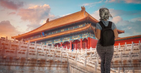 一个背着背包的女人在北京旅行。中国