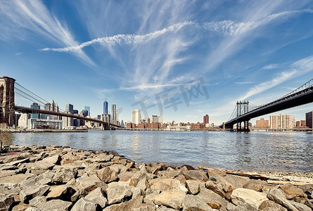 从布鲁克林看曼哈顿天际线。曼哈顿天际线视图从布鲁克林之间的布鲁克林大桥和曼哈顿大桥在纽约市
