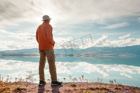 一个人在平静的湖边安心休息.