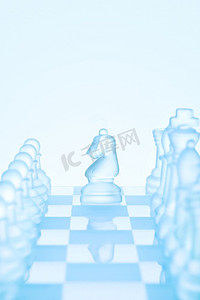 象棋游戏概念：一位结冰的结霜的象棋骑士站在冰川棋盘上的棋子之间，准备下L形状的棋。