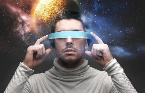 空间，未来技术和虚拟现实概念-戴着3D眼镜的人在星球和星星的背景下。戴3D眼镜的男子在太空背景上