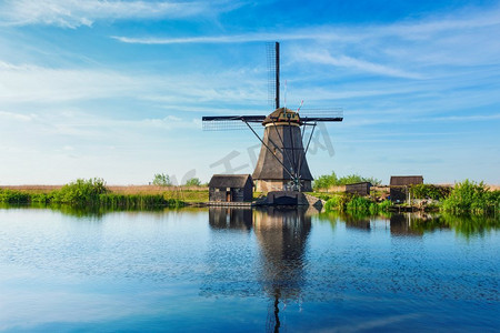 荷兰著名旅游景点Kinderdijk有风车的荷兰乡村风景画。荷兰Kinderdijk的风车。荷兰