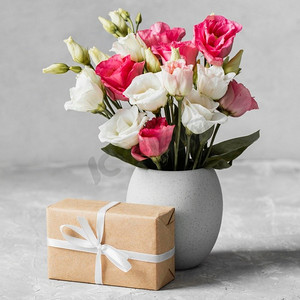 正面视图花束玫瑰花瓶包装礼物。漂亮的照片。正面视图花束玫瑰花瓶包装礼品