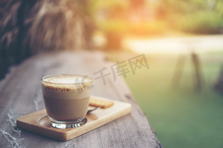 卡布奇诺图片摄影照片_咖啡厅的咖啡杯—复古风格效果图片
