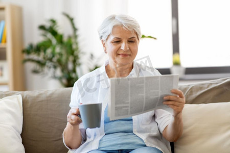 阅读老人摄影照片_报纸、咖啡、家、阅读