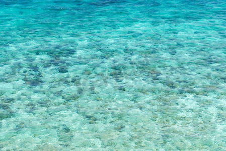 安达曼海、印度洋夏季透明浅绿松石海洋、海面和岩石的俯视图。