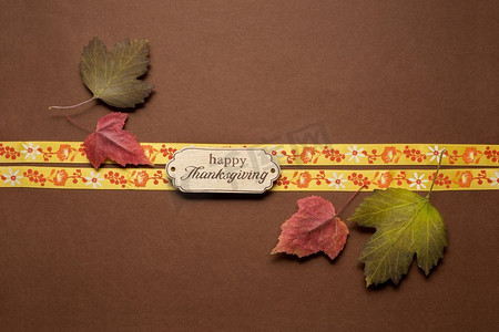 感恩节创意摄影照片_创意感恩节概念照片的树叶在棕色的背景。