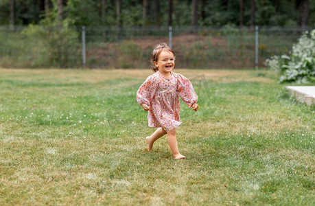 赤脚女孩 跑步图片