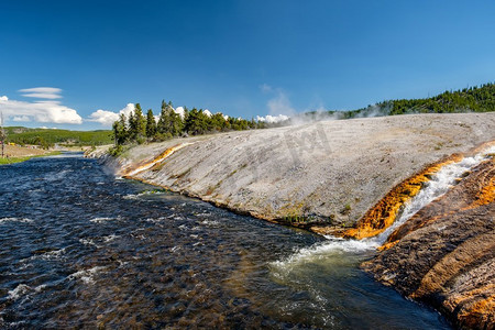 美国怀俄明州黄石国家公园大棱镜泉附近的火洞河