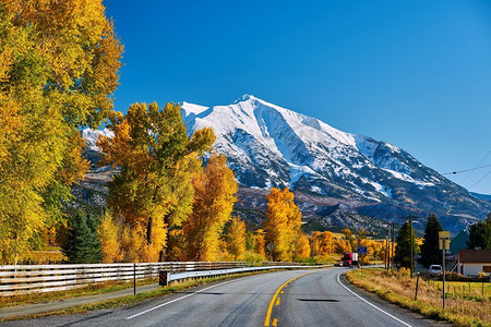 在科罗拉多州落基山脉的高速公路在秋天，美国。索普里斯山风景。