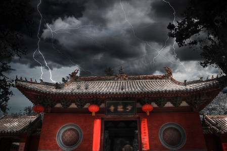 雷雨大并伴有闪电。少林寺是中国中心的一座佛教寺院。。雷雨大并伴有闪电。