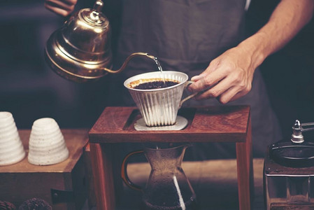 咖啡背景摄影照片_滴煮，过滤咖啡，或倒出是一种方法，涉及将水倒在烤，研磨咖啡豆包含在过滤器。