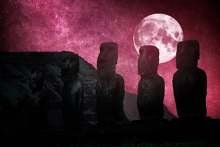 月亮星空摄影照片_在Ahu Thomariki(智利复活节岛)的Moais。夜晚，星空和月亮闪耀着..复活节岛
