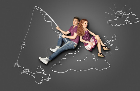 幸福的情人节爱情故事概念一对浪漫的情侣在云上钓鱼，鱼钩上挂着诱饵，背景是粉笔画。