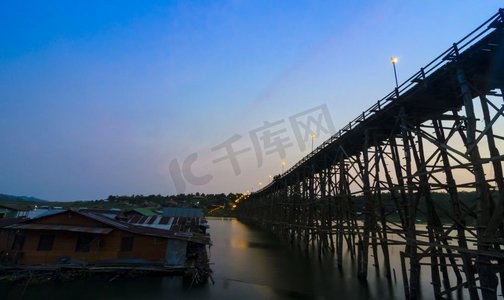 这座桥摄影照片_这座木桥是世界第二长的桥。在泰国堪察纳武里的SangkLaburi
