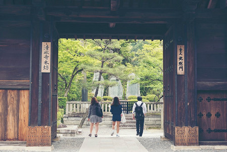 2017年4月22日，日本京都：日本京都，日本青年学生从小学归来。