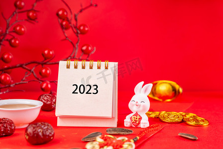 2023新年摄影照片_新年2023台历兔子红色背景摆放兔年