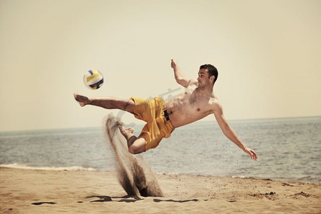 男子沙滩排球比赛球员跳上热沙