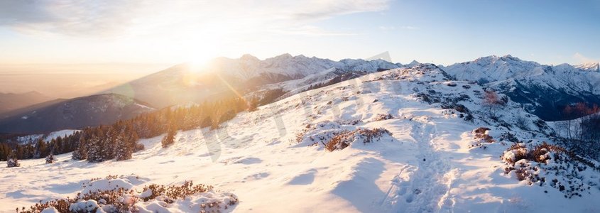 山雪摄影照片_在日落的山雪景。西意大利阿尔卑斯山。