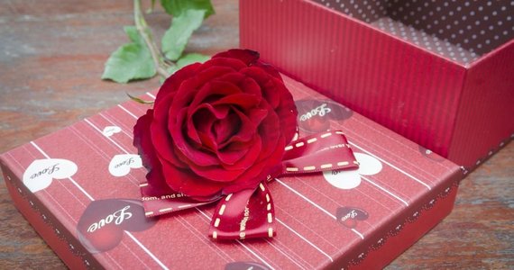 情人节玫瑰花和礼物的爱情观&S情人节献给S的玫瑰花和礼物。