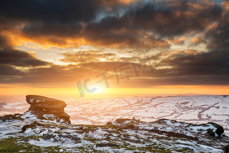 风景画。白雪覆盖的冬季天空日落时山顶地区的冬季景观