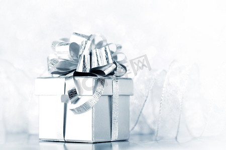 装饰银盒与节日礼物在闪亮的闪光背景