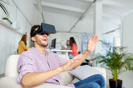 技术、增强现实和人们概念快乐的人在办公室戴着虚拟耳机。办公室戴着虚拟现实耳机的快乐男士