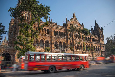 Chhatrapati Shivaji，前维多利亚总站—一个历史悠久的火车站在印度城市孟买，印度最繁忙的火车站之一。