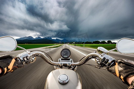 一名骑摩托车的人在闪电风暴中疾驰在路上--德国巴伐利亚州福格根塞和施万高