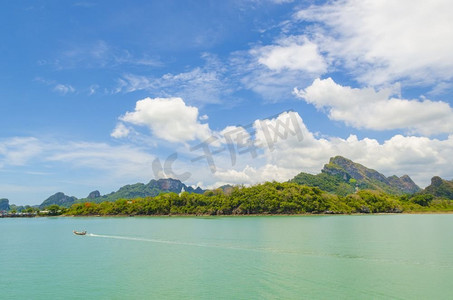 碧水蓝天。泰国甲米省的海滩。