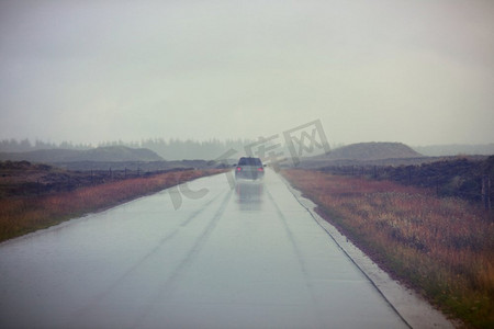 灰色雾气摄影照片_雾气弥漫的道路