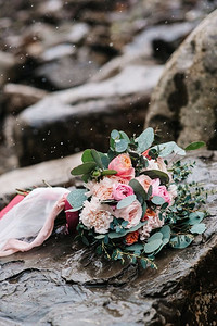 牡丹的婚礼花束与丝带在石头，特写镜头，它s下雪