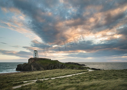 日落时分，安格尔西伊尼斯兰德文岛上的Twr Mawr灯塔的风景图片