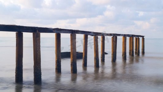 海滩上的木板路