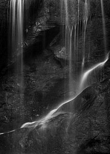 黑白风景摄影照片_令人惊叹的宁静黑白长时间曝光的瀑布细节贴心的风景形象