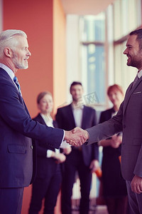 商业伙伴，伙伴关系概念，两个商人握手