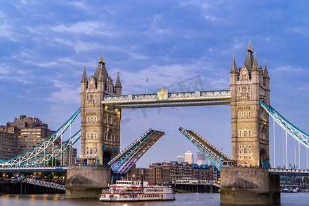 英国伦敦，黄昏时分，伦敦塔桥升起。