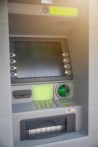 银行自动取款机摄影照片_自动取款机(ATM)站在城市的街道上