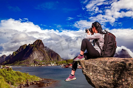 自然摄影师游客站在山顶上用相机拍摄。美丽的自然挪威罗福滕群岛。