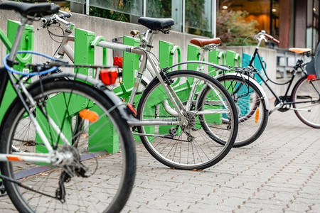 交通和可持续发展概念—城市街道电动自行车充电站的自行车。城市电动自行车充电站