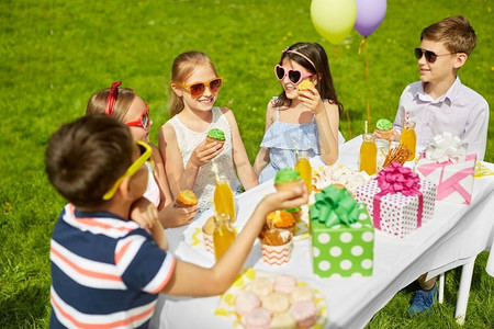 聚会、朋友、纸杯蛋糕、野餐
