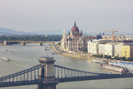 匈牙利语摄影照片_匈牙利布达佩斯--2018年6月29日，匈牙利布达佩斯的匈牙利议会大厦、奥尔萨格哈兹和多瑙河