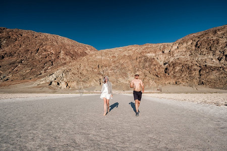 水盆摄影照片_死亡谷国家公园的游客在炎热的夏日，美国加利福尼亚州死亡谷国家公园，恶水盆地的游客。