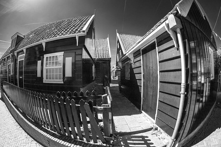 黑白摄影。荷兰沃伦达姆小镇的传统民居