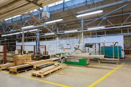 生产、制造和木工行业概念--家具工厂车间。木工车间
