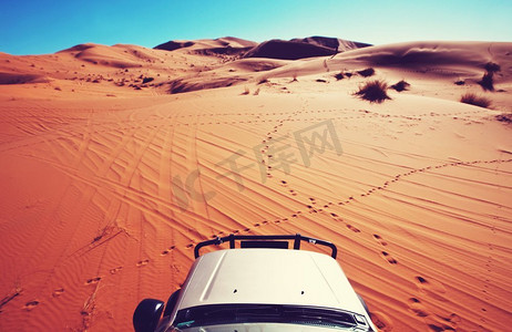 高档越野汽车摄影照片_非洲摩洛哥撒哈拉沙漠，4x4越野汽车
