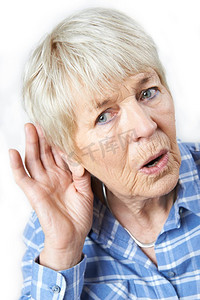 摄影棚拍摄的患有耳聋的老年妇女